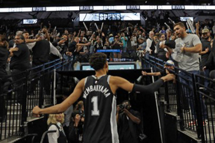 Bintang San Antonio Spurs Victor Wembanyama kembali mencatatkan sejarah baru dengan torehan 50 poin, tertinggi dalam kariernya, saat membawa Spurs menang 139-130 atas Washington Wizards pada laga NBA, Kamis, 14 November 2024 WIB.