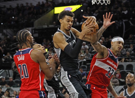 Secara keseluruhan, Wembanyama menyelesaikan pertandingan dengan 18 tembakan berhasil dari 29, serta menambah enam rebound dan tiga blok dalam 32 menit bermain, membuatnya menjadi pemain pertama dalam sejarah liga yang mencatatkan 20 tripoin dan 13 blok dalam tiga pertandingan berturut-turut.