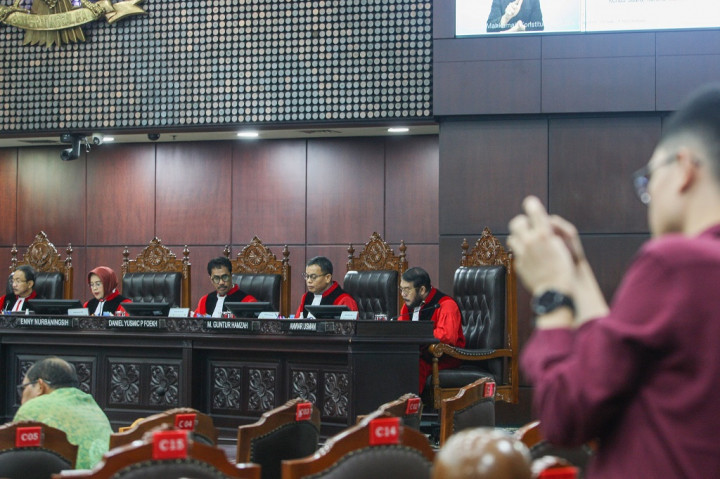 MK menyatakan bahwa pilkada calon tunggal dengan menggunakan surat suara yang memuat nama dan foto pasangan calon serta dua kolom kosong di bagian bawah yang berisi atau memuat pilihan untuk menyatakan 'setuju' atau 'tidak setuju' terhadap satu pasangan calon tersebut.