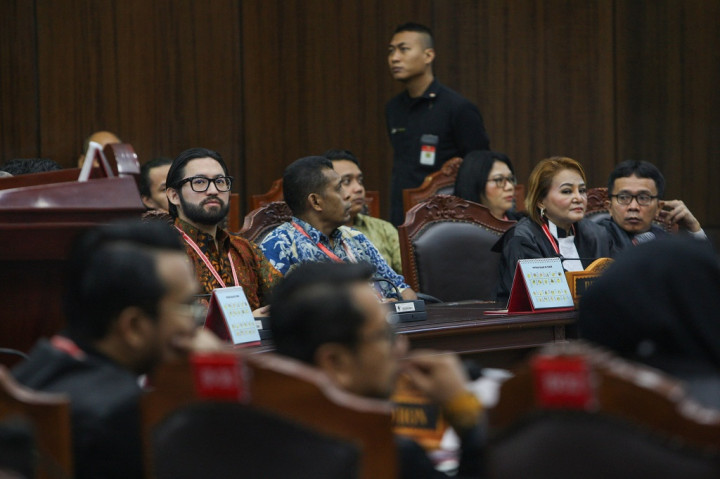 Permohonan uji materi tersebut diajukan oleh mahasiswa dan karyawan swasta bernama Wanda Cahya Irani dan Nicholas Wijaya. Salah satu pokok permohonan para pemohon berkaitan dengan desain surat suara dalam Pasal 54 C ayat (2) Undang-Undang Nomor 10 Tahun 2016 tentang Pemilihan Gubernur, Bupati, dan Wali Kota.