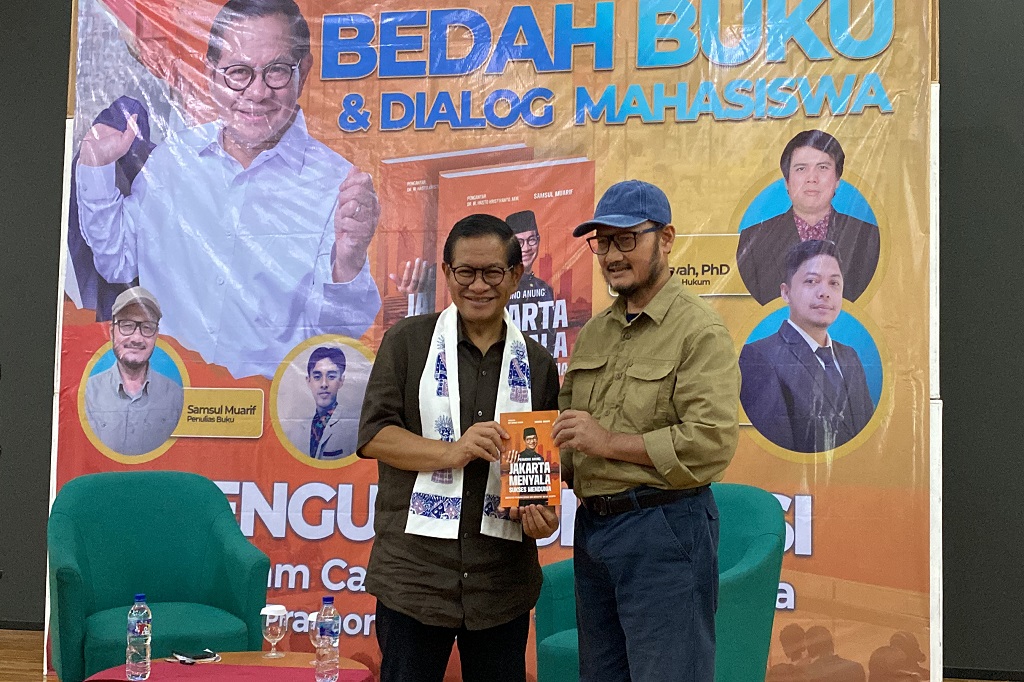 Calon Gubernur (Cagub) Jakarta nomor urut 3 Pramono Anung berjanji akan menghidupkan semua taman di Jakarta. Oleh karena itu Pramono berjanji akan mengubah jam operasional taman menjadi 24 jam, yang saat ini hanya di buka sampai jam 6 sore saja.