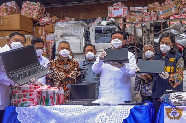 Menko Polkam Budi Gunawan (kedua kanan) didampingi Menteri Keuangan Sri Mulyani (kanan) memperlihatkan barang-barang sitaan hasil penindakan kepabeanan dan cukai di Kantor Bea Cukai Jakarta, Kamis, 14 November 2024.