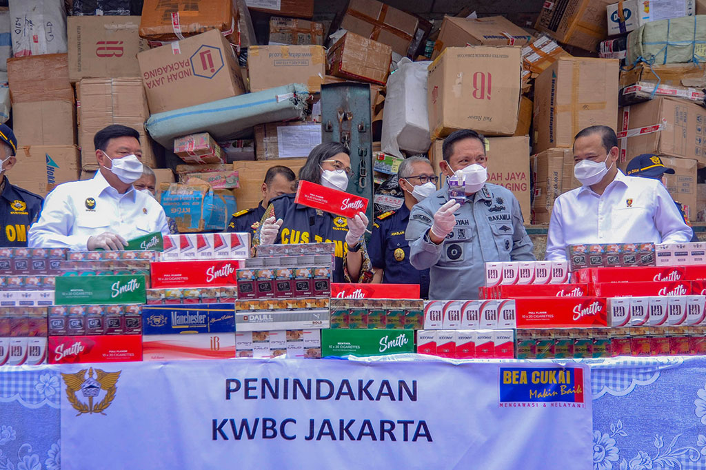 Desk Pencegahan dan Pemberantasan Penyelundupan yang diketuai Menko Polkam yang bersinergi dengan Bea Cukai, Polri, Kejaksaan, TNI dan sejumlah kementerian/lembaga terkait telah melakukan 283 penindakan dengan menyita berbagai komoditas senilai Rp49 miliar sekaligus menyelamatkan potensi kerugian negara sebesar Rp10,3 miliar selama periode 4-11 November 2024.