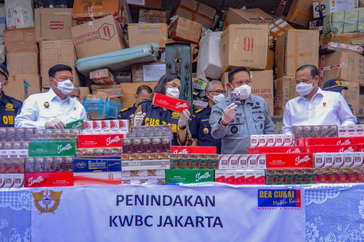 Desk Pencegahan dan Pemberantasan Penyelundupan yang diketuai Menko Polkam yang bersinergi dengan Bea Cukai, Polri, Kejaksaan, TNI dan sejumlah kementerian/lembaga terkait telah melakukan 283 penindakan dengan menyita berbagai komoditas senilai Rp49 miliar sekaligus menyelamatkan potensi kerugian negara sebesar Rp10,3 miliar selama periode 4-11 November 2024.
