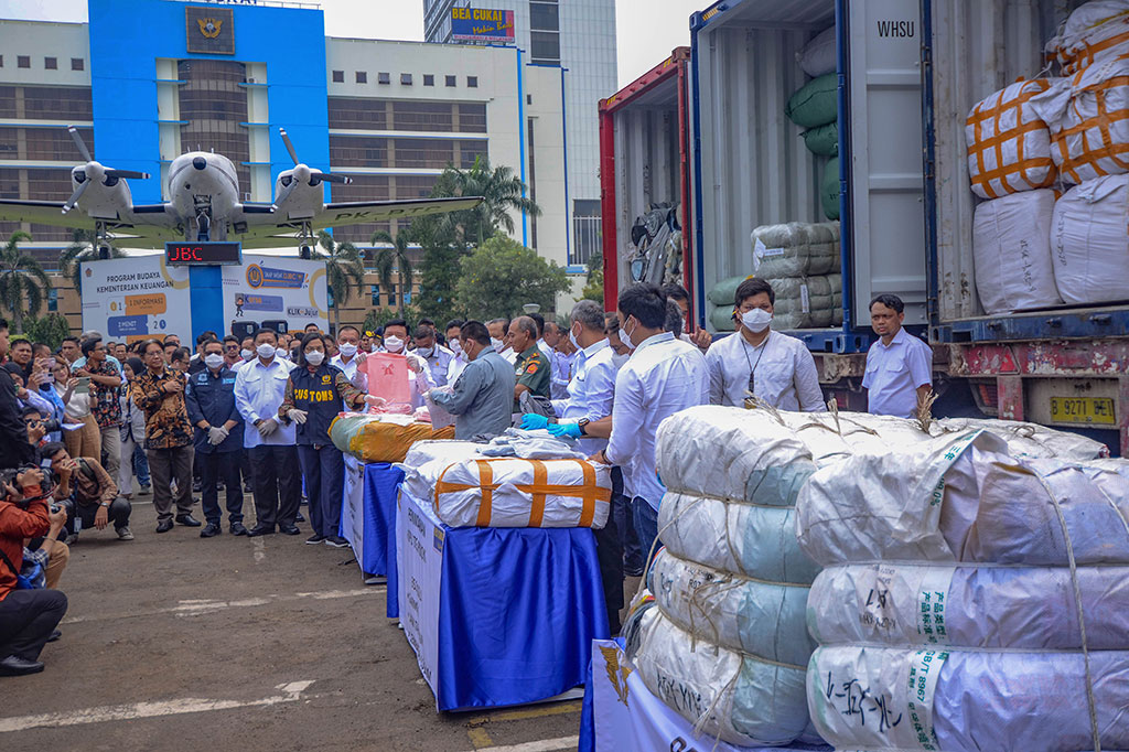 Menkeu mengungkap beberapa komoditas yang diselundupkan tersebut di antaranya garmen, tekstil, mesin elektronik, hingga rokok, miras, dan narkotika. 