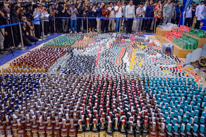 Menurut Sri Mulyani, angka penyelundupan komoditas ilegal di Indonesia terus meningkat, dengan tahun ini meningkat lebih dari 10 persen, atau 31.275 kali. 