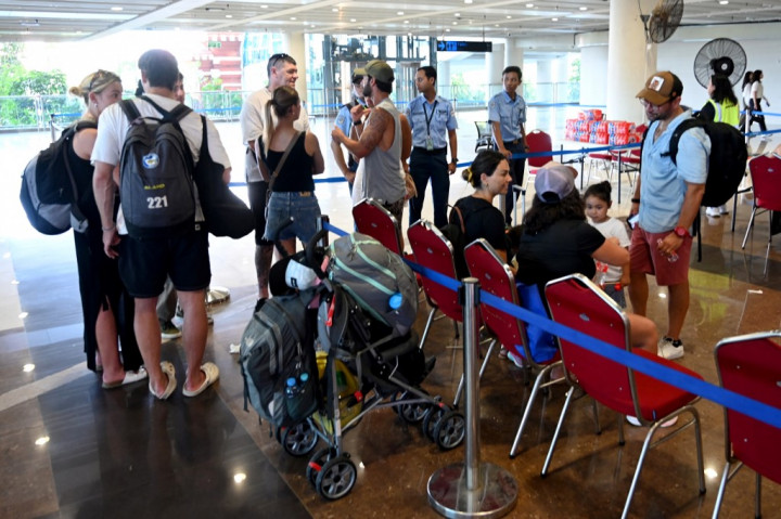 Ia menyebutkan bagi calon penumpang pemegang tiket pesawat dari dan ke tiga bandara tersebut yang penerbangannya terdampak bisa dapat menghubungi maskapai untuk mendapatkan penjelasan lebih lanjut terkait layanan yang ada.