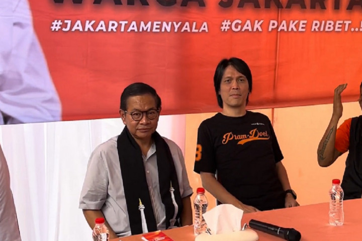 Penyayi sekaligus Potilitikus Partai Demokrasi Indonesia Perjuangan (PDIP) Once Mekel ikut memeriahkan bulusukan Calon Gubernur (Cagub) Jakarta Pramono Anung di kawasan Rawa Simprug, Jakarta Selatan. Pramono mengungkapkan selama ini sudah banyak publik figur yang ikut berkampanye tanpa diminta oleh dirinya.