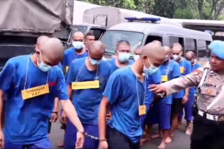 Sebanyak 18 bandar dan pengedar berbagai jenis narkotika, berhasil ditangkap oleh Satresnarkoba Polrestabes Bandung, Kamis, 14 November 2024. Mereka kerap mengedarkan narkotika ditempat hiburan malam ataupun kontrakan. 