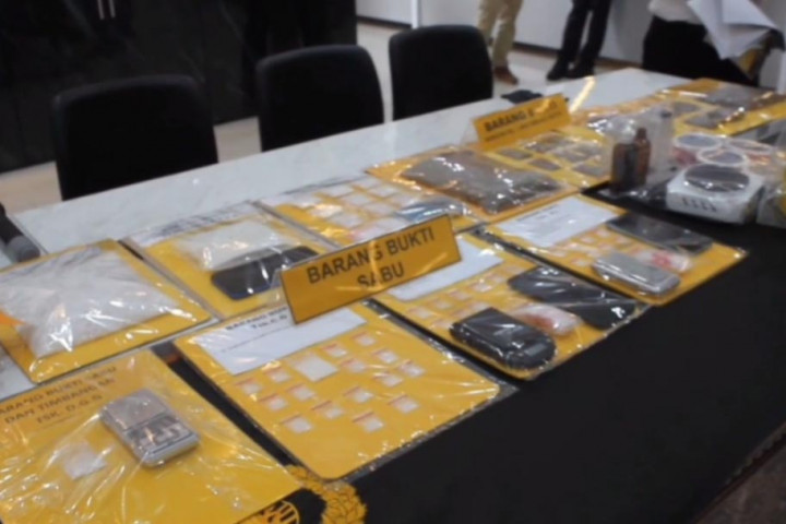 Dari penangkapan tersebut polisi menyita barang bukti 2,5 kilogram sabu sabu serta kokain.
