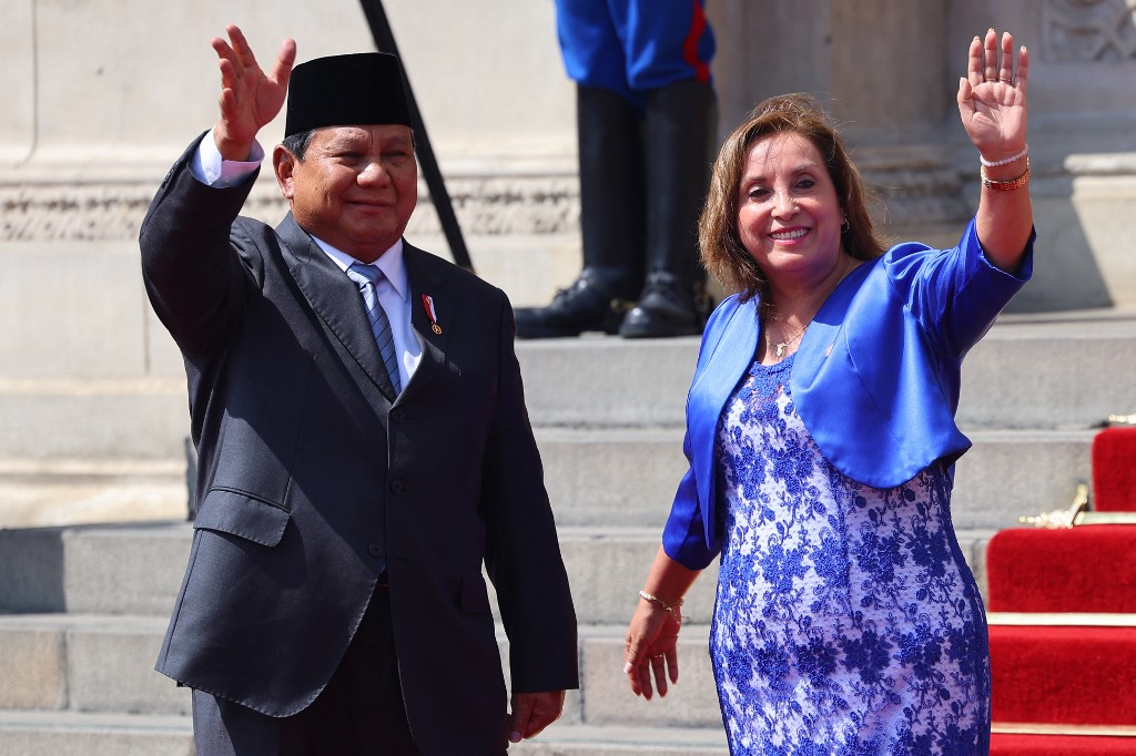 Presiden Prabowo disambut dengan upacara kenegaraan oleh Presiden Peru saat tiba di Istana Peru Palacio de Gobierno, Lima, pukul 14.00 waktu setempat.