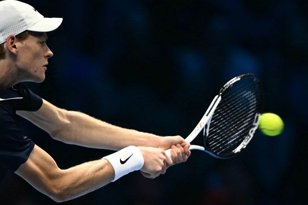 Jannik Sinner melaju ke semifinal ATP Finals di Turin, Italia, dengan catatan sempurna 3-0 dalam babak fase grup round-robin.