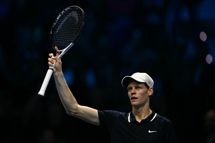 Sinner yang berusaha untuk bergabung dengan Roger Federer dan Novak Djokovic sebagai satu-satunya petenis yang memenangi Australian Open, US Open, dan ATP Finals di tahun yang sama, akan melanjutkan perjuangannya melawan runner-up Grup John Newcombe.