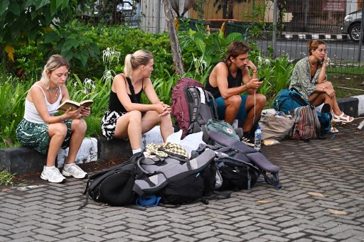 Kepala Cabang Pelni Denpasar Arfah Yusuf menjelaskan KM Binaiya mengangkut 1.012 penumpang, sebanyak 410 orang di antaranya adalah penumpang asing. Mereka berasal dari sejumlah negara di Eropa dan Asia yang mengalihkan moda transportasi ke laut, karena Bandara Komodo tutup akibat terdampak abu vulkanik erupsi gunung api di Kabupaten Flores Timur, NTT.