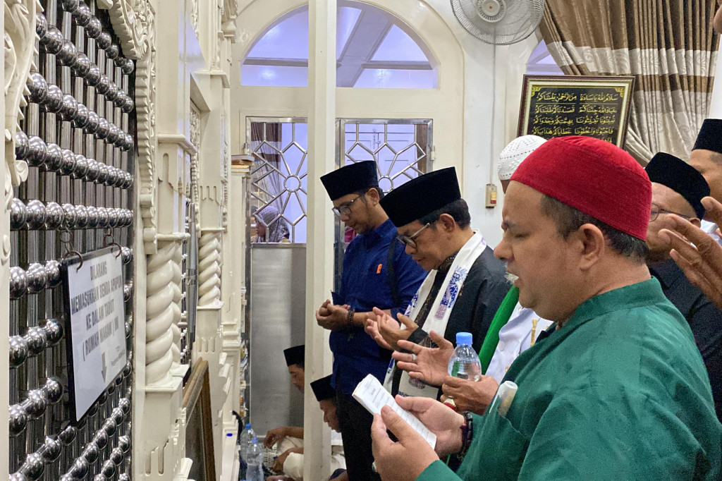 Calon Gubernur (Cagub) Jakarta nomor urut 3 Pramono Anung berziarah kemakam Habib Husein di Luar Batang, Jakarta Utara. Usai ziarah, Pramono menyampaikan akan mendukung wisata religi di Jakarta jika kelak terpilih.