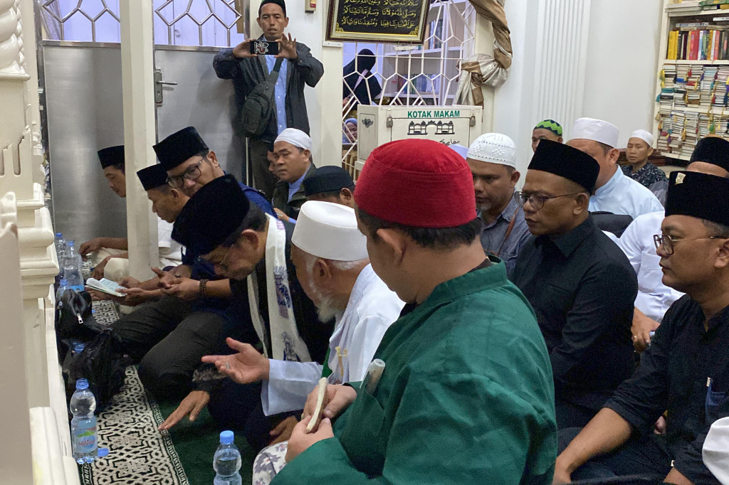 “Saya juga berdiskusi dengan para Habaib Maqom yang mengelola tempat ini mereka juga menyampaikan bahwa sekarang ini kunjungannya memang luar biasa dari waktu ke waktu,” ucap Pramono usai ziarah, Kamis, 14 November 2024.