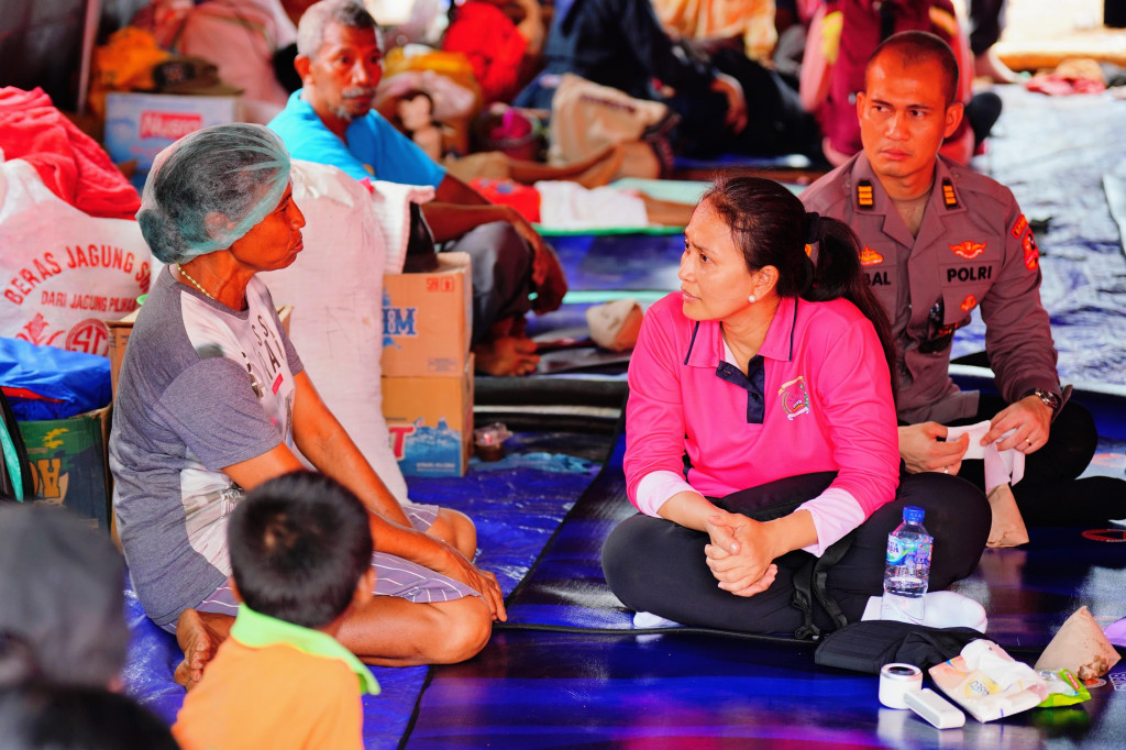 Ketua Umum (Ketum) Bhayangkari Juliati Sigit Prabowo meminta Polda Nusa Tenggara Timur (NTT) mendirikan posko trauma healing bagi anak-anak pengungsi bencana erupsi Gunung Lewotobi Laki-laki di NTT. Hal itu disampaikan usai meninjau langsung posko pengungsian.