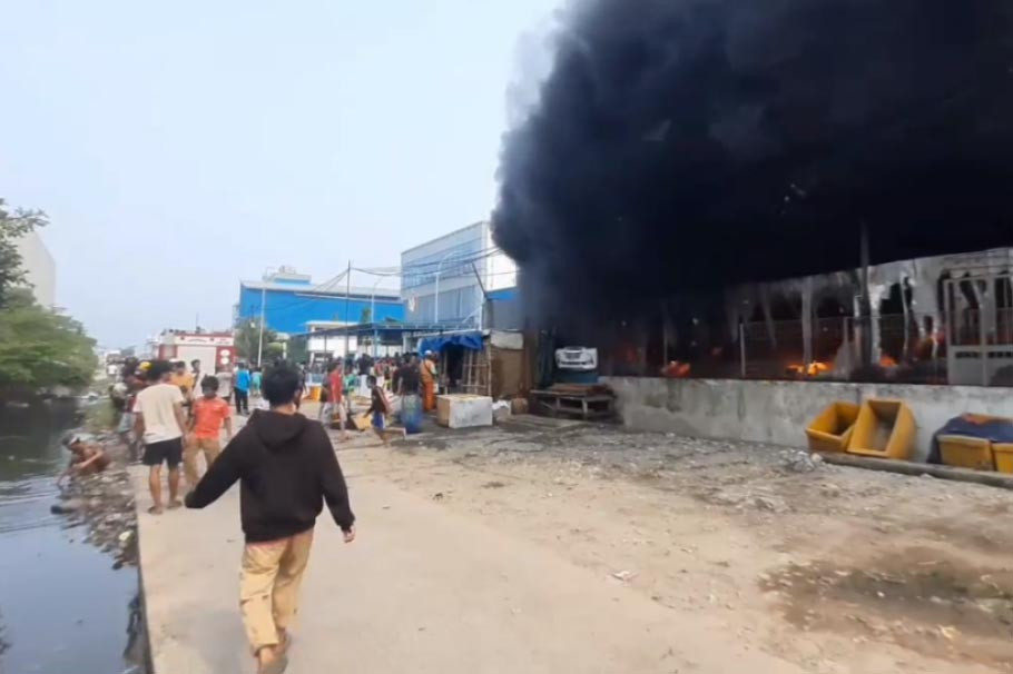 Sebanyak 26 unit pemadam dengan 145 personel dikerahkan untuk memadamkan api.