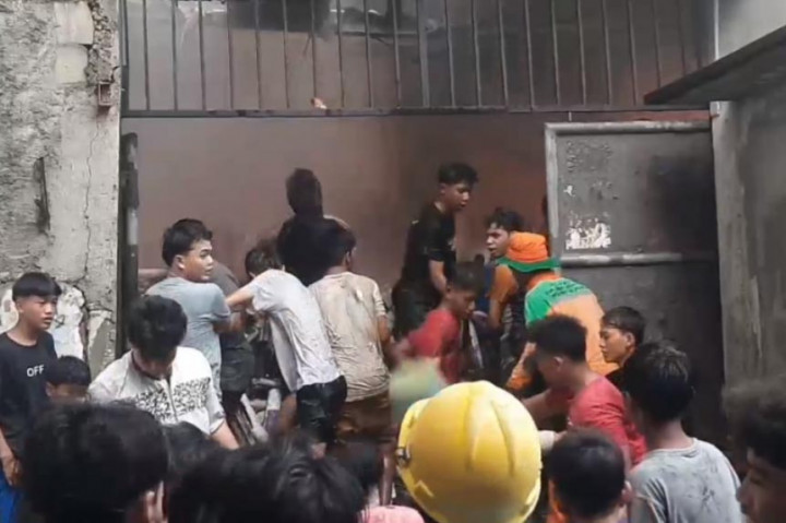 Belum diketahui penyebab pasti kebakaran tersebut terjadi. Korban luka maupun korban jiwa juga belum dapat dipastikan. Sudah lebih dari satu jam, api masih menyala.