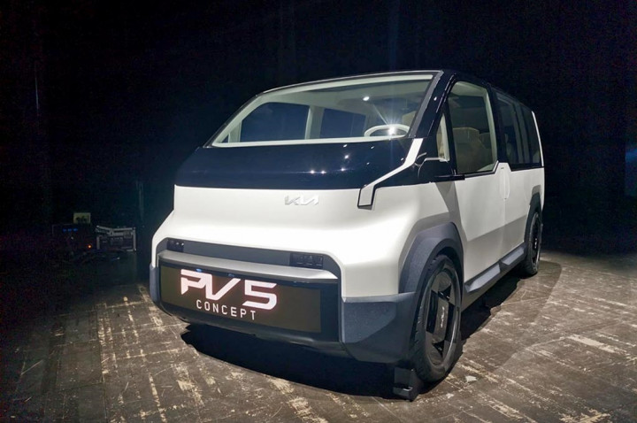 Mobil ini menawarkan konsep kendaraan niaga masa depan berbasis energi listrik murni (battery electric vehicle/BEV).