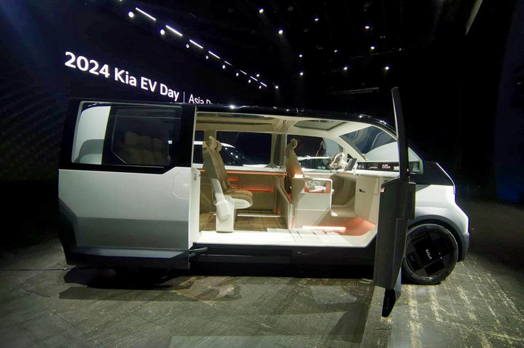 Penggunaan koneksi data antar kendaraan akan memberikan akses mudah rute serta informasi pengantaran untuk pengoperasian armada yang lebih mudah. Ini cocok untuk menghindari biaya yang tak terduga dari bisnis.