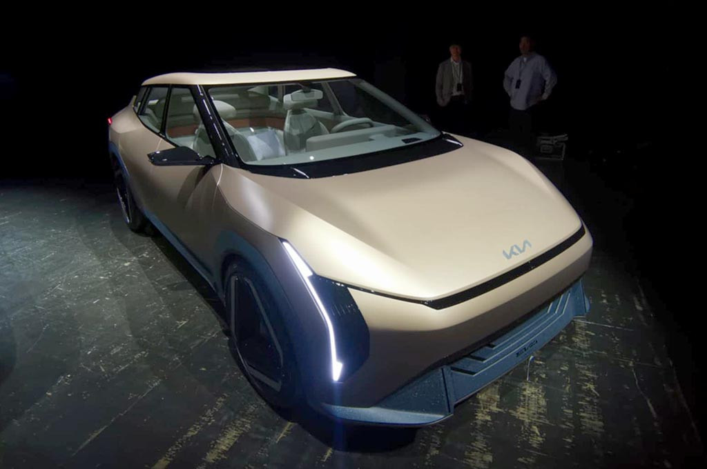 Kia secara resmi memperkenalkan Kia EV4 Concept untuk pertama kalinya di Kawasan Asia Pasific melalui ajang 2024 Kia EV Day APAC. Mobil konsep ini menawarkan sedan elektrifikasi dan bakal menjadi citra sedan masa depan.