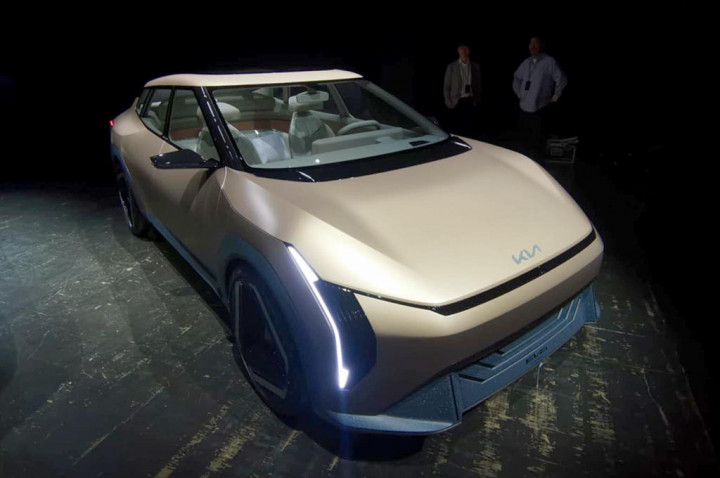 Kia secara resmi memperkenalkan Kia EV4 Concept untuk pertama kalinya di Kawasan Asia Pasific melalui ajang 2024 Kia EV Day APAC. Mobil konsep ini menawarkan sedan elektrifikasi dan bakal menjadi citra sedan masa depan.