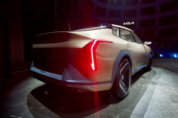 Desain Power to Progres kemudian diwujudkan melalui perpaduan harmonis antara garis karakter diagonal geometris yang percaya diri dan permukaan yang kaya namun teknis. EV4 Concept mewakili nilai, pendekatan, pengalaman pelanggan, dan tipologi baru.