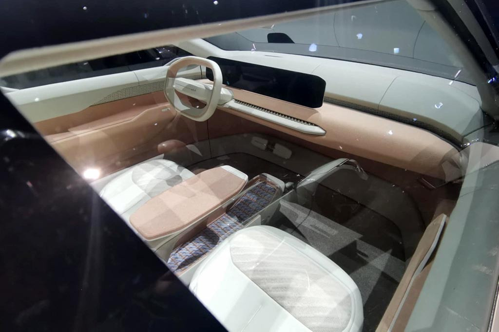 Interiornya menampilkan tata letak horizontal yang ramping dan luas, dengan menggabungkan elemen desain penuh gaya yang mengutamakan pengalaman pengemudi tanpa menghalangi pandangan mereka.