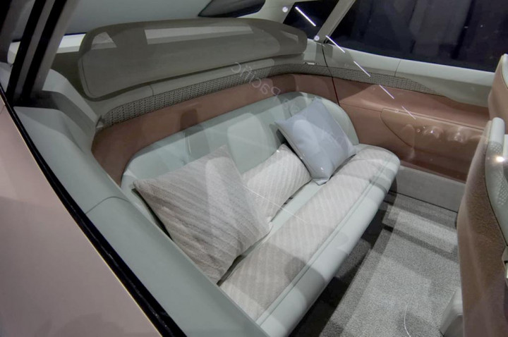 Suasana kabin dibuat berdasarkan inspirasi kepompong yang memungkinakn pengemudi berinteraksi dengan kendaraan dengan cara yang baru. 