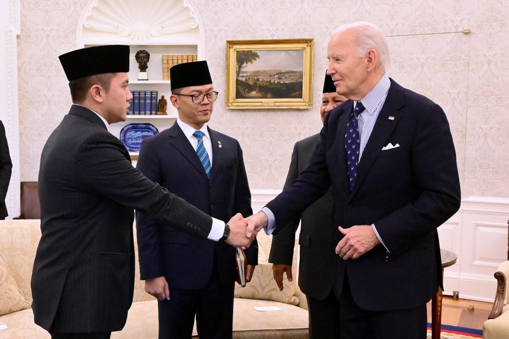 Saat itu, terjadi momen menarik ketika Sekretaris Kabinet (Seskab) Teddy Indra Wijaya berjabat tangan erat dengan Presiden Joe Biden. Tampak, Joe Biden tersenyum ketika menyalami Teddy.