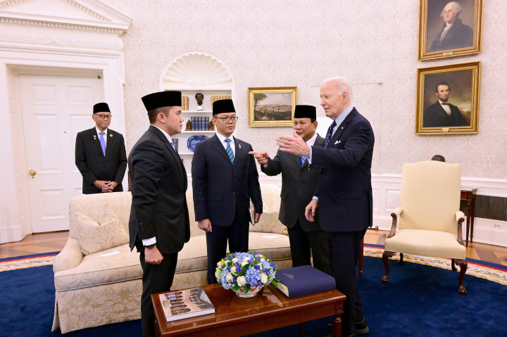 Presiden Republik Indonesia, Prabowo Subianto sedang melakukan kunjungan kenegaraan ke sejumlah negara sejak Jumat, 8 November 2024. Salah satunya menemui Presiden Amerika Serikat Joe Biden.