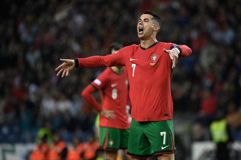 Portugal mendapat hadiah penalti setelah Jakub Kiwior melakukan handball.
  
Ronaldo maju sebagai eksekutor, dia sukses mengecoh kiper Marcin Bulka dan mengarahkan bola ke tengah gawang