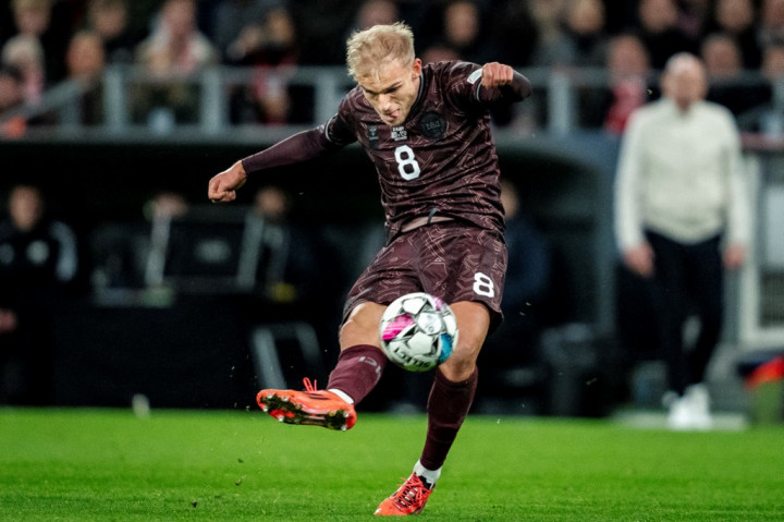 Denmark baru bisa memperkecil ketinggalan pada menit ke-84 berkat aksi Isaksen. Skor 2-1 untuk kemenangan Spanyol pun tak berubah hingga laga berakhir. 