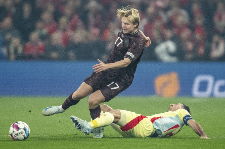 Spanyol sudah berhasil membuka keunggulan saat laga menyentuh menit ke-15. Umpam Perez dikontrol Oyarzabal dengan sempurna di kotak penalti sebelum dia melepaskan tendangan yang gagal dihentikan kiper Kasper Schmeichel. Denmark 0-1 Spanyol.