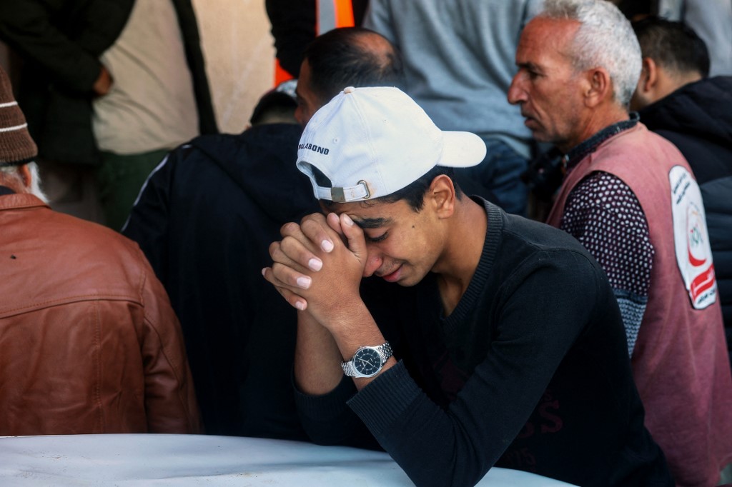 Sebuah pernyataan kementerian menambahkan bahwa sekitar 103.490 orang lainnya juga terluka dalam serangan yang sedang berlangsung itu.