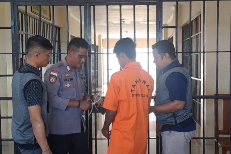 Terduga pelaku ini berhasil ditangkap setelah aparat menggagalkan pengiriman korban ke luar negeri di bandara, hingga akhirnya mengetahui keberadaan pelaku.