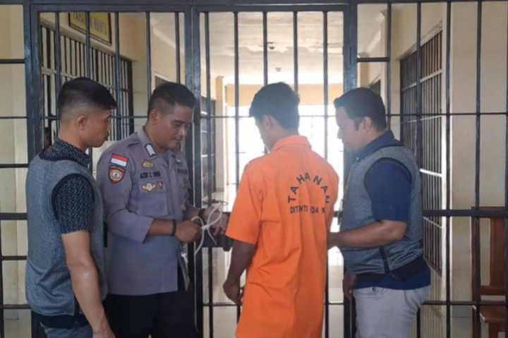 Terduga pelaku ini berhasil ditangkap setelah aparat menggagalkan pengiriman korban ke luar negeri di bandara, hingga akhirnya mengetahui keberadaan pelaku.