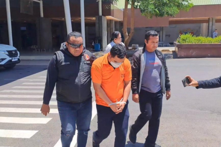 2 terduga pelaku ini masing-masing berinisial V yang berhasil diamankan di Bali, dan dibawa kembali ke Kupang melalui,Bandara El Tari Kupang. Terduga pelaku ini berencana merekrut dan mengirim 2 korban untuk bekerja di Taiwan, dengan modus membuka link lowongan kerja magang di luar negeri.