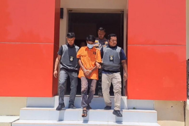 Pada hari sebelumnya Polda NTT membekuk seorang terduga pelaku berinisial IM yang akan mengirimkan 2 korban untuk bekerja di Malaysia. 