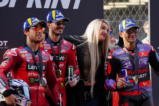 Pecco Bagnaia menyegel podium sprint race usai finis dengan catatan waktu 20 menit dan 3,173 detik. Sementara podium kedua ditempati pembalap Ducati Enea Bastianini yang finis dengan catatan waktu +0,942 detik.