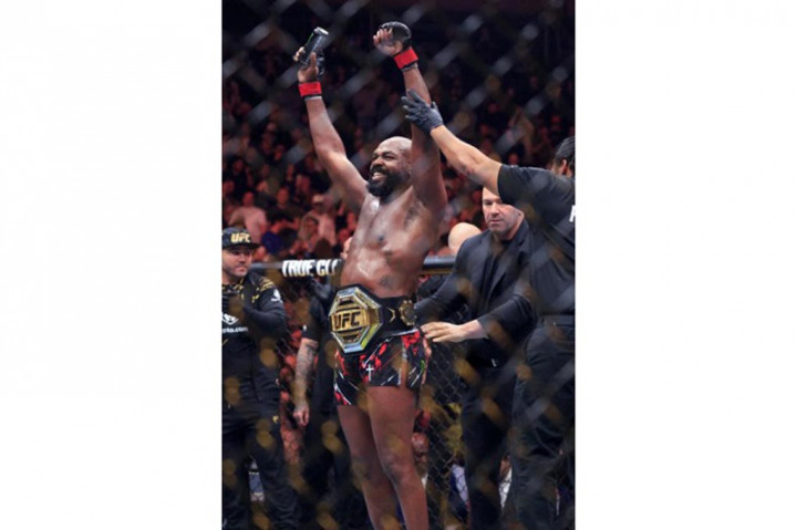 Juara kelas berat Ultimate Fighting Championship (UFC) Jon Jones kembali mempertahankan gelar juara setelah menumbangkan Stipe Miocic pada UFC 309 di Madison Square Garden, New York, Minggu, 17 November 2024 WIB.