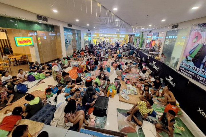  Topan super Man-Yi yang membawa hujan lebat dan angin kencang menerjang wilayah Filipina. Topan yang menerjang pada Sabtu, 16 November 2024 malam, melukai dua orang dan berdampak pada lebih dari 850.000 orang di seluruh negeri.