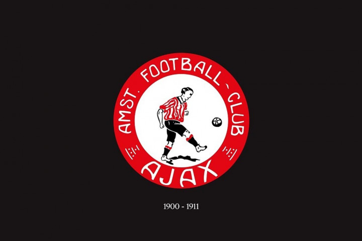 Dihimpun dari berbagai sumber, sejak berdiri pada 18 Maret 1900, Ajax setidaknya sudah empati kali mengganti logo. Awalnya, logo tersebut bergambar pemain Ajax yang sedang menendang bola dengan tulisan 'Amst. Football-Club Ajax' di sekeliling bingkai gambar berbentuk bulat.