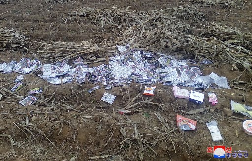 Gambar yang dirilis dari Kantor Berita Pusat Korea (KCNA) resmi Korea Utara melalui KNS menunjukkan selebaran dan barang yang dilaporkan disebarkan oleh Korea Selatan di area yang belum dikonfirmasi di dekat perbatasan di sisi Korea Utara.