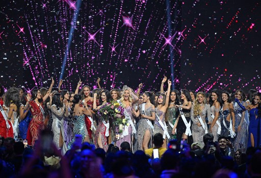 Ia berhasil mengungguli Miss Nigeria Chidimma Adetshina, yang dinobatkan sebagai runner-up pertama. Miss Meksiko Maria Fernanda Beltran Figueroa, Miss Thailand Opal Suchata Chuangsri, dan Miss Venezuela Ileana Marquez Pedroza melengkapi lima besar.