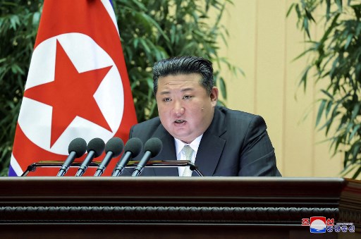 Pemimpin Korea Utara Kim Jong-un menyerukan peningkatan kekuatan nuklir negaranya tanpa batas dan merampungkan persiapan perang. Kim menuduh Korea Selatan, Amerika Serikat, dan Jepang mengancam perdamaian regional melalui kerja sama militer.