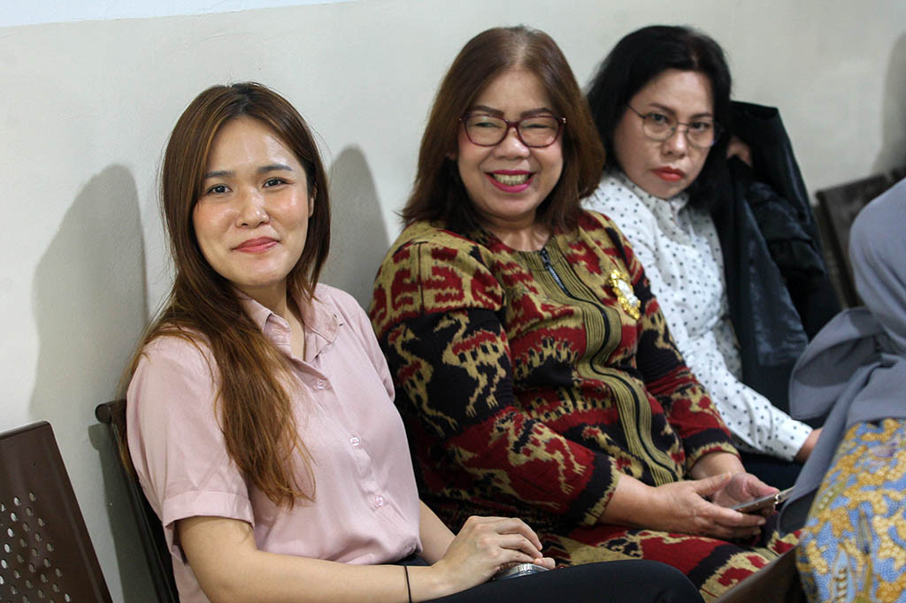  Mantan terpidana kasus pembunuhan berencana terhadap Wayan Mirna Salihin dengan kopi sianida, Jessica Kumala Wongso (tengah) didampingi para kuasa hukumya berdiskusi di luar ruang sidang sesuai melakukan aksi walk out saat sidang lanjutan peninjauan kembali (PK) atas kasusnya di Pengadilan Negeri Jakarta Pusat, Jakarta, Senin, 18 November 2024. 