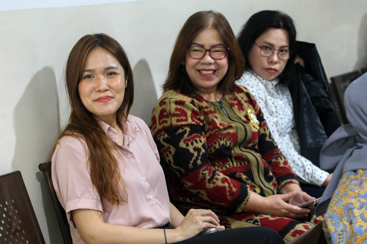  Mantan terpidana kasus pembunuhan berencana terhadap Wayan Mirna Salihin dengan kopi sianida, Jessica Kumala Wongso (tengah) didampingi para kuasa hukumya berdiskusi di luar ruang sidang sesuai melakukan aksi walk out saat sidang lanjutan peninjauan kembali (PK) atas kasusnya di Pengadilan Negeri Jakarta Pusat, Jakarta, Senin, 18 November 2024. 