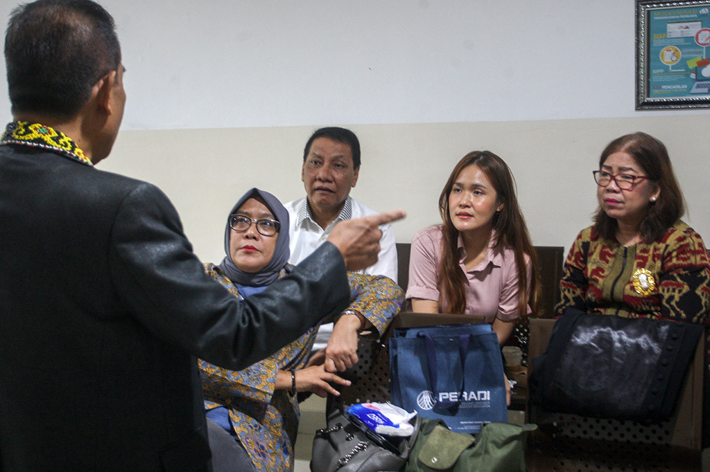 Namun Hakim Ketua Zulkifli Atjo tetap memperbolehkan jaksa untuk menghadirkan ahli, sehingga mempersilakan Jessica beserta tim penasihat hukumnya untuk keluar dari ruang sidang. 